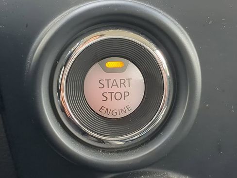 Used 2024 Nissan Titan SV w/ SV Convenience Package image 27