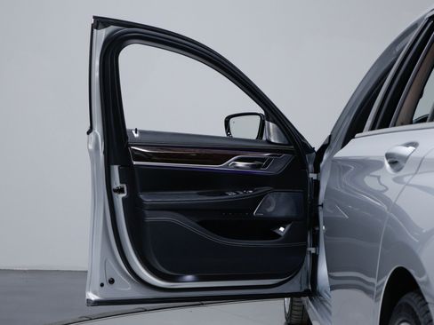 Used 2020 BMW ALPINA B7 xDrive w/ Luxury Rear Seating Package image 23