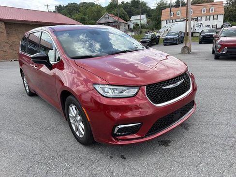 Used 2025 Chrysler Pacifica Select FWD image 3