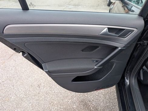 Used 2017 Volkswagen Golf S image 17