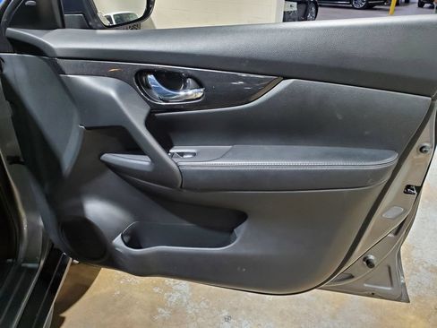 Used 2018 Nissan Rogue SV AWD/4WD image 16