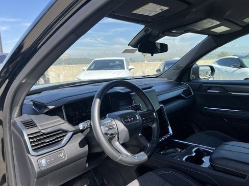 Used 2025 GMC Acadia Elevation image 10