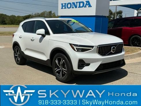 Used 2023 Volvo XC40 B4 Plus FWD image 1