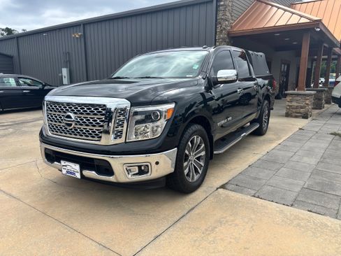 Used 2019 Nissan Titan SL image 1