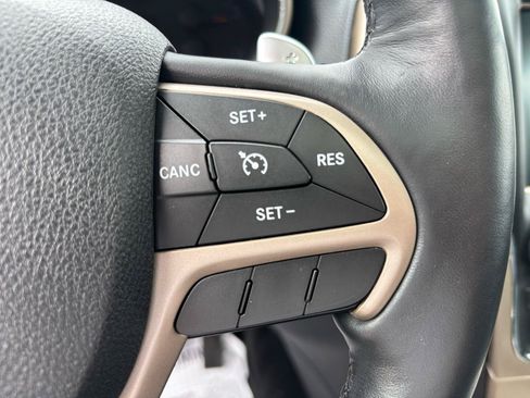 Used 2015 Jeep Grand Cherokee Limited w/ Luxury Group II AWD/4WD image 18