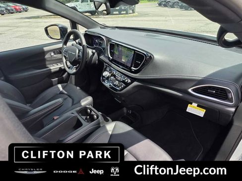 Used 2026 Chrysler Pacifica Select FWD image 16