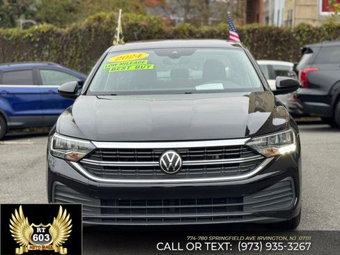 Used 2024 Volkswagen Jetta SE image 2