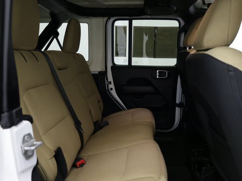 Used 2020 Jeep Wrangler Unlimited Sahara AWD/4WD image 32