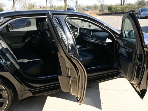 Used 2023 BMW 760i xDrive w/ Executive Package image 55