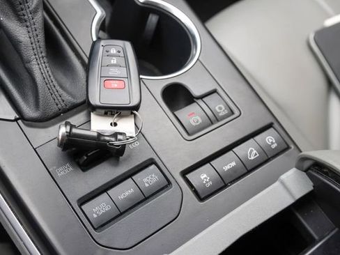 Used 2021 Toyota Highlander XLE AWD/4WD image 25