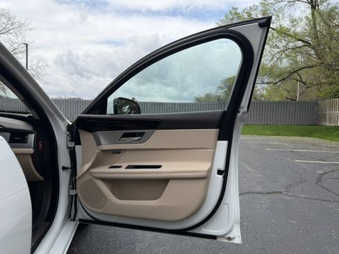 Used 2018 Jaguar XF Prestige image 30