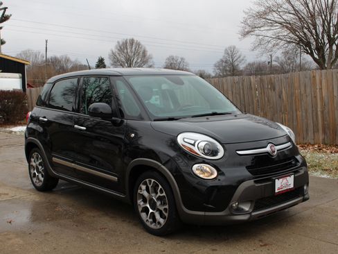 Used 2014 FIAT 500L Trekking w/ Popular Equipment Group image 2