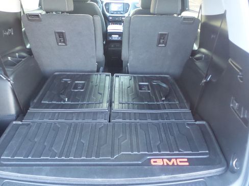 Used 2021 GMC Acadia SLE w/ Driver Convenience Package image 10