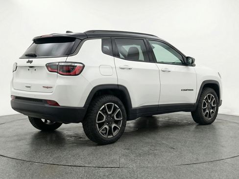 Used 2025 Jeep Compass Trailhawk image 9