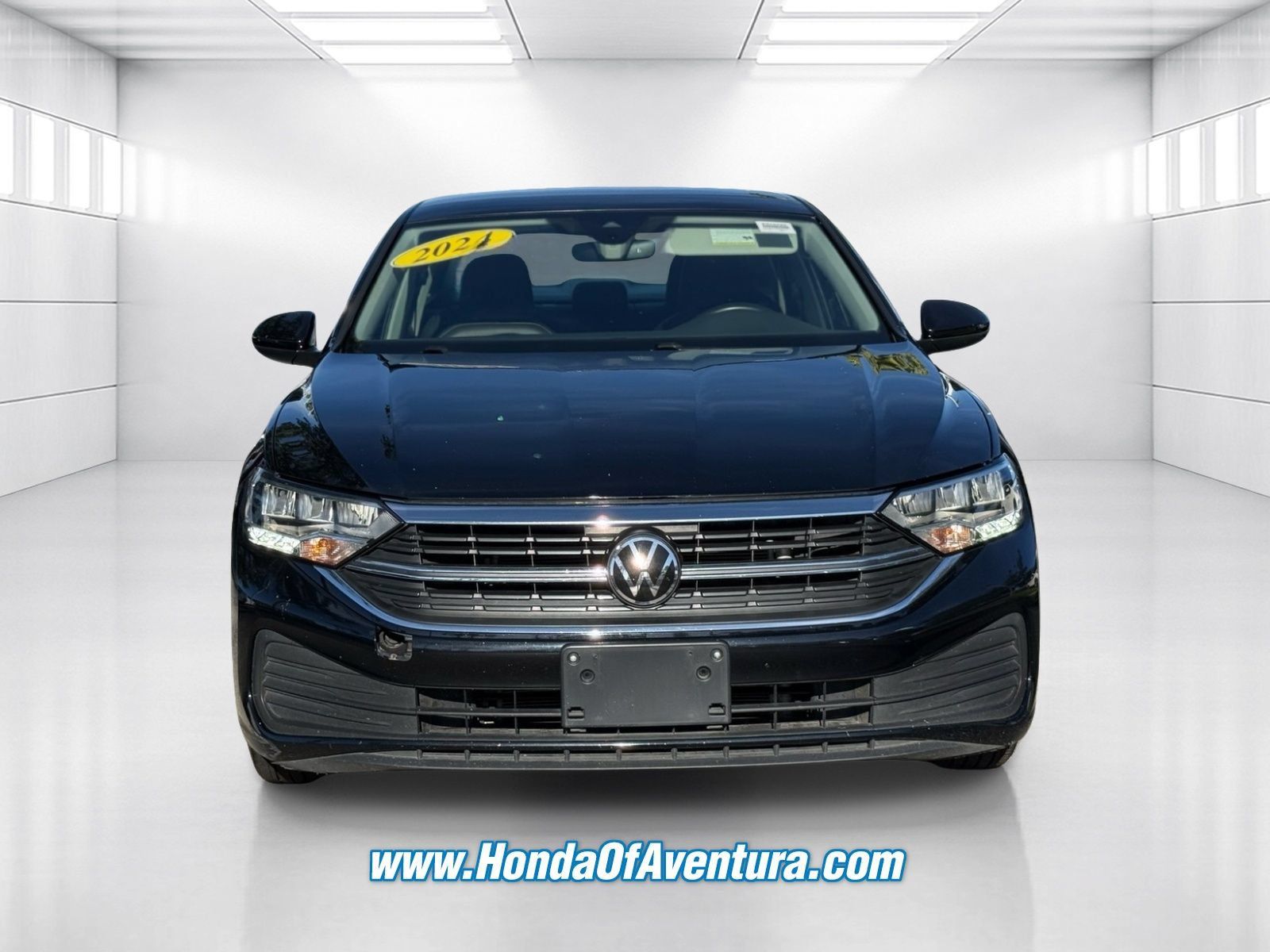 Used 2024 Volkswagen Jetta SE FWD image 2