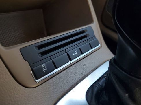 Used 2011 Volkswagen Tiguan S image 28