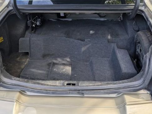 Used 2011 Lincoln Town Car Signature Limited image 13