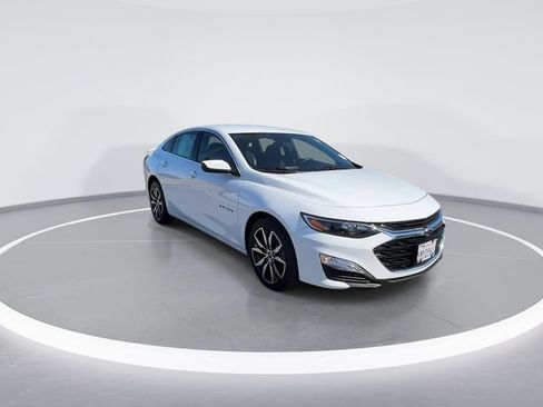Used 2025 Chevrolet Malibu RS FWD image 2