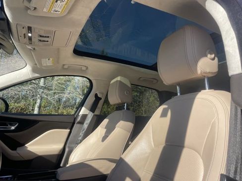 Used 2019 Jaguar F-PACE Prestige image 3