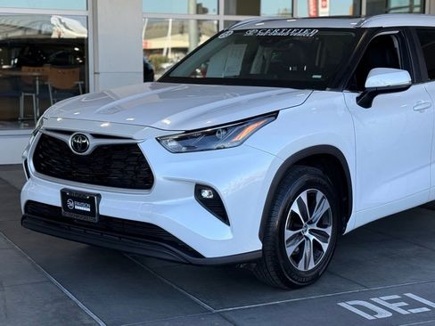 Certified 2023 Toyota Highlander XLE image 3