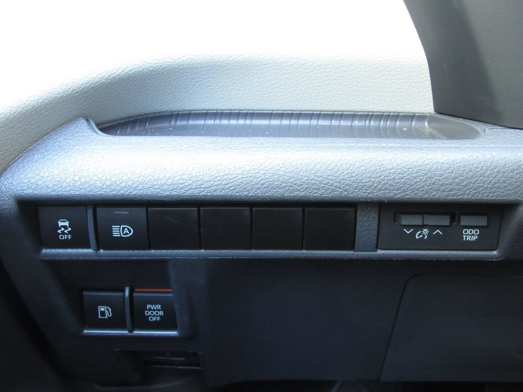 Certified 2024 Toyota Sienna XLE FWD image 37