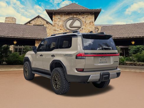 Used 2025 Lexus GX 550 w/ Accessory Package (CT) AWD/4WD image 3