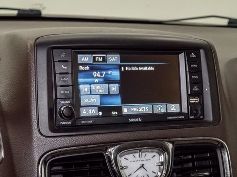 Used 2014 Chrysler Town & Country Touring FWD image 15