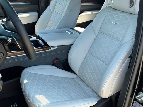 Used 2025 Cadillac Escalade ESV Sport Platinum w/ LPO, ONYX Package AWD/4WD image 4