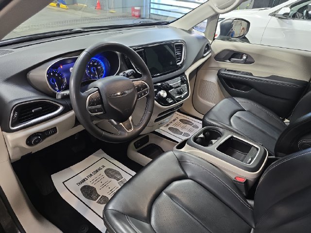 Used 2023 Chrysler Pacifica Touring-L FWD image 19