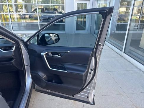 Used 2020 Toyota RAV4 XLE AWD/4WD image 34