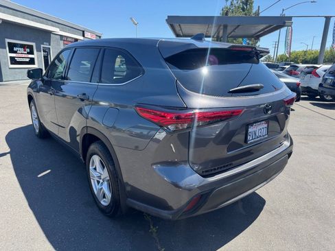 Used 2021 Toyota Highlander LE AWD/4WD image 5
