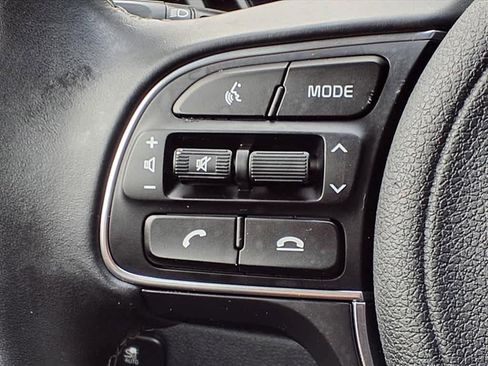 Used 2022 Kia Niro EX image 17