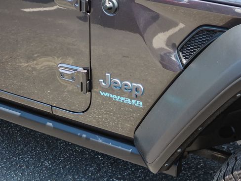 Used 2021 Jeep Wrangler Unlimited Rubicon 4xe AWD/4WD image 12