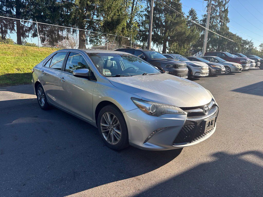 Used 2016 Toyota Camry SE w/ Moonroof Package FWD image 2