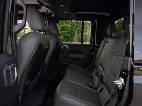 Used 2024 Jeep Gladiator Mojave AWD/4WD image 21