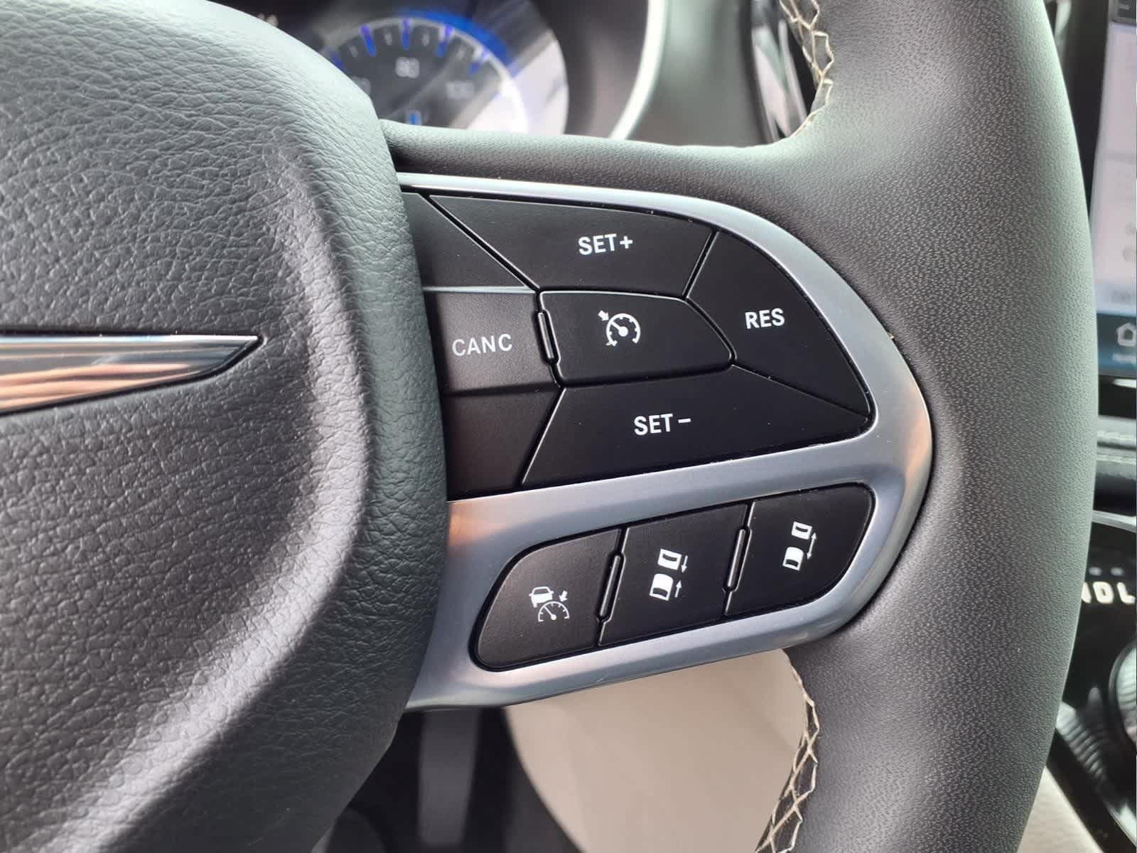 Used 2024 Chrysler Pacifica Touring-L FWD image 25