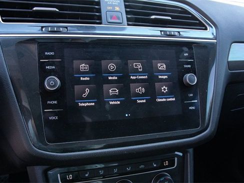 Used 2020 Volkswagen Tiguan SE w/ Panoramic Sunroof Package image 22