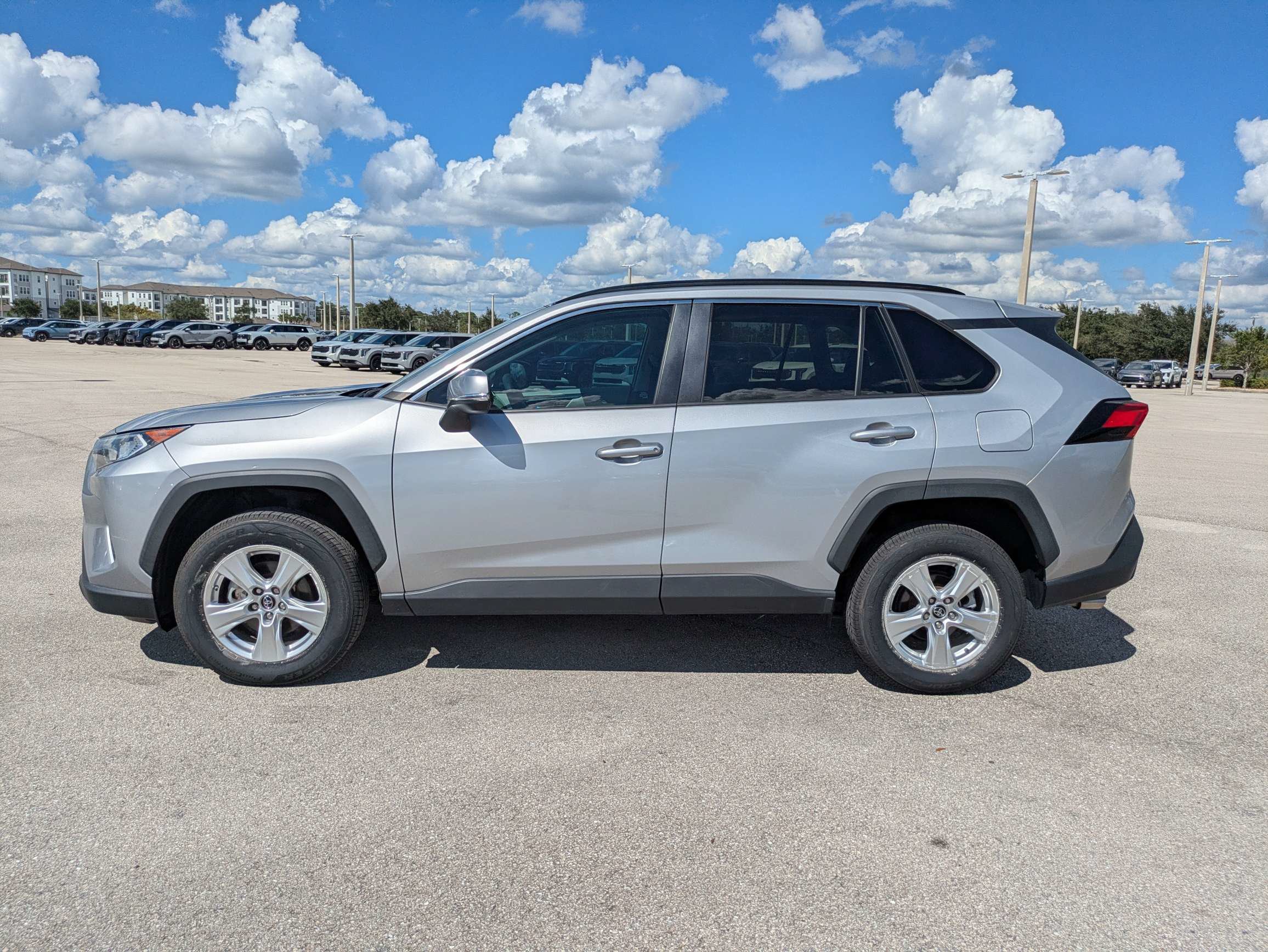 Used 2019 Toyota RAV4 XLE w/ Convenience Package FWD image 7