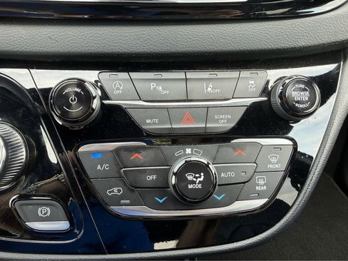 Used 2026 Chrysler Pacifica Select FWD image 25