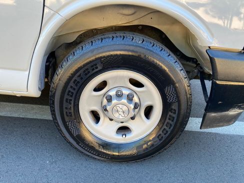 Used 2017 Chevrolet Express 3500 Extended image 12