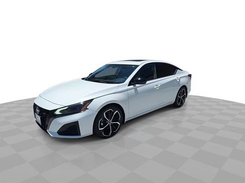 Used 2023 Nissan Altima 2.5 SR w/ SR Premium Package FWD image 4