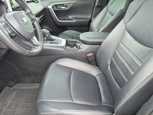 Used 2020 Toyota RAV4 Limited FWD image 11