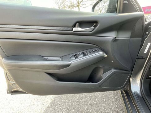 Used 2025 Nissan Altima 2.5 SV image 15