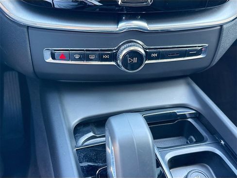 Used 2023 Volvo XC60 B5 Core image 17