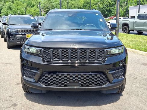 Certified 2025 Jeep Grand Cherokee Altitude AWD/4WD image 2