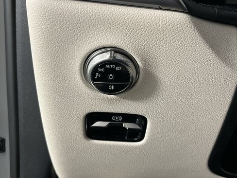 Used 2025 Mercedes-Benz GLC 300 4MATIC image 17