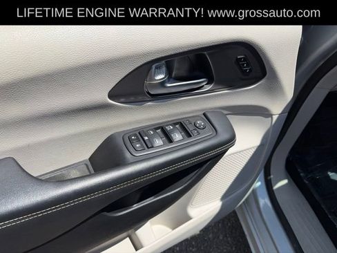 Used 2023 Chrysler Pacifica Touring-L FWD image 15