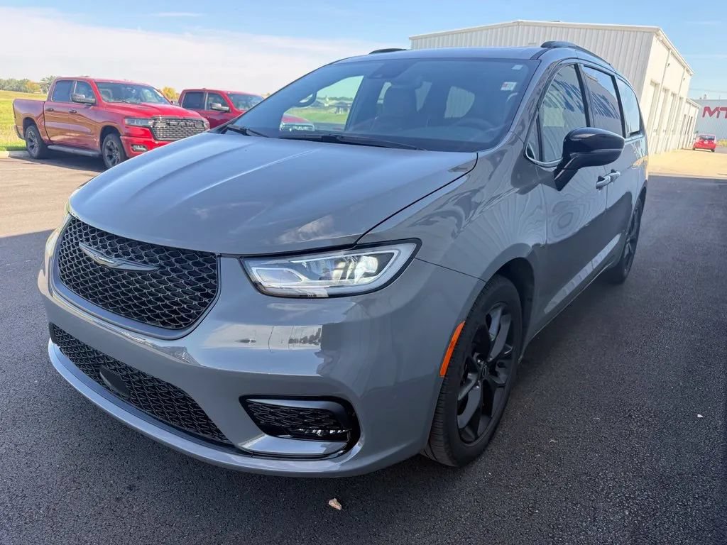 Used 2025 Chrysler Pacifica Limited w/ Trailer Tow Group FWD image 4