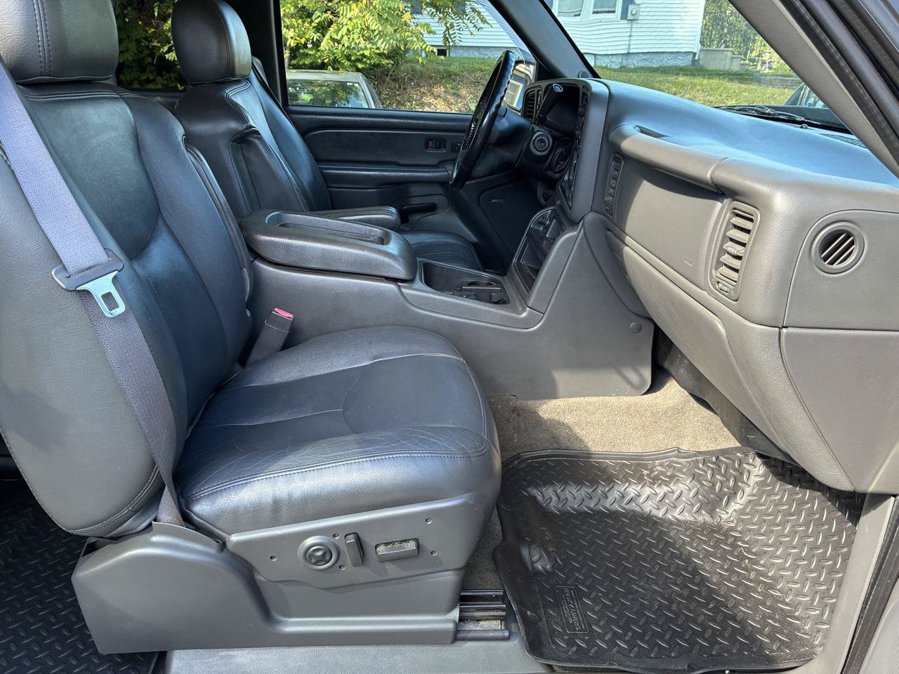 Used 2005 Chevrolet Silverado 2500 LT w/ Snow Plow Prep Package AWD/4WD image 24