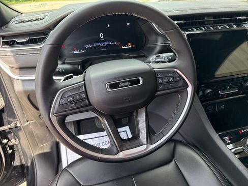 Used 2024 Jeep Grand Cherokee Limited image 16